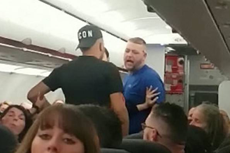 Jet2 uçağında 7 yolcu yumruk yumruğa kavga etti
