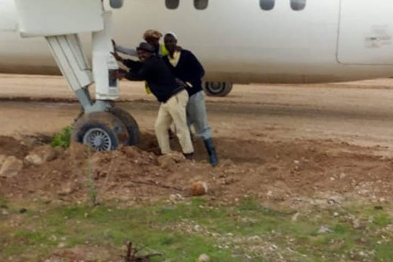 Kenya’da Fokker 50 inişte pistten çıktı