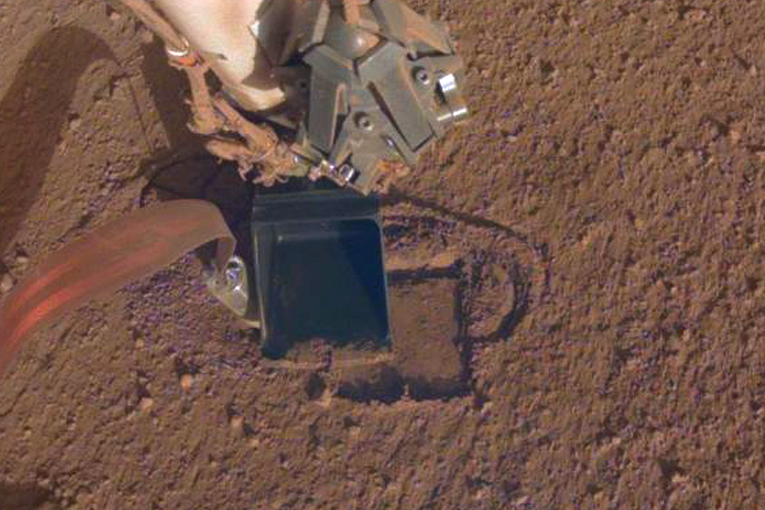 NASA’nın InSight’ı Mars’ta sert toprağa denk geldi