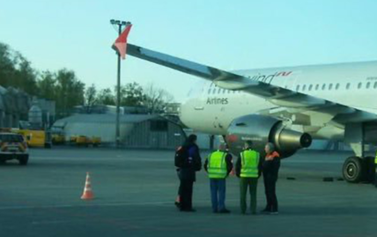 Nordwind uçağına mobil merdiven çarptı