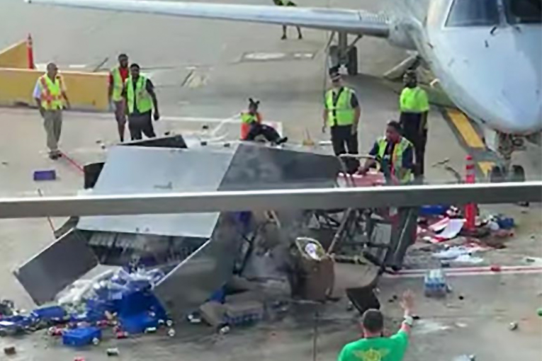 O’Hare Havalimanı’nda yemek aracı kontrolden çıktı