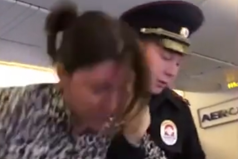 Ünlü Rus oyuncu uçaktan zorla indirildi
