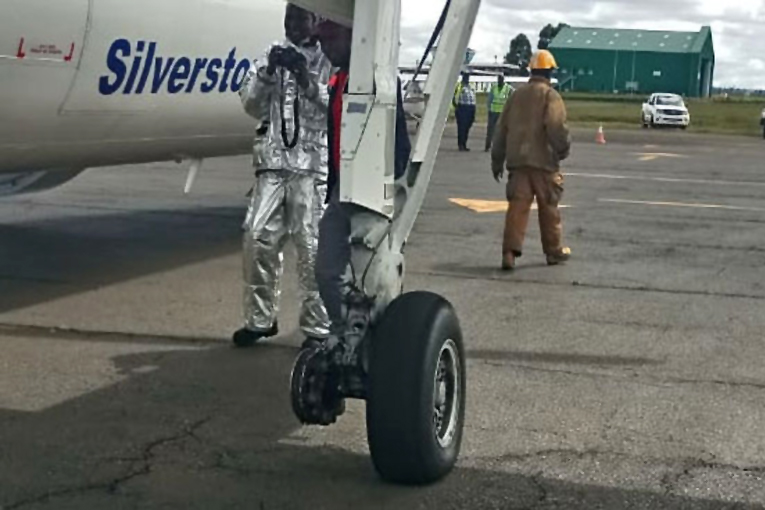Silverstone Air uçağının havada sağ tekerleği koptu