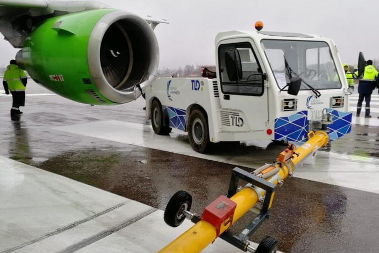 S7 Havayolları uçağının motoruna tow aracı çarptı