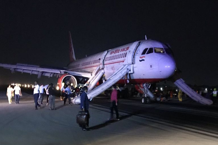 Air India’nın A321’i arzılandı yolcular slidlardan indi