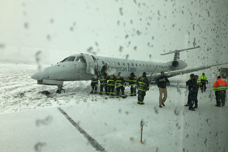 American Airlines’ın ERJ-145 inişte pistten çıktı