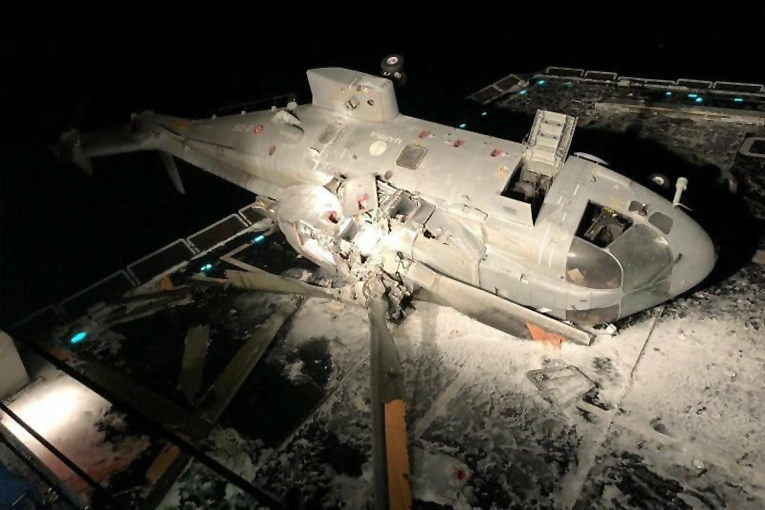 İtalyan Donanması’nın AW-101’i sert indi