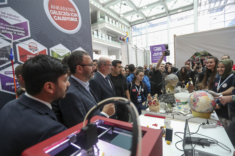 Bakan Kasapoğlu, Teknoloji Fuar’ını gezdi