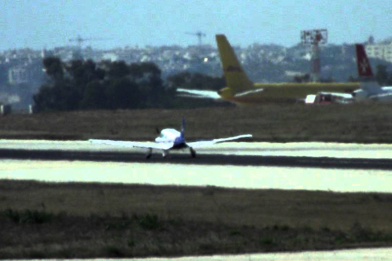 Malta’da Cessna-172 inişte pist kapattı