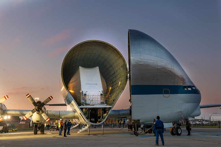 NASA, Orion uzay aracını Super Guppy ile taşıdı