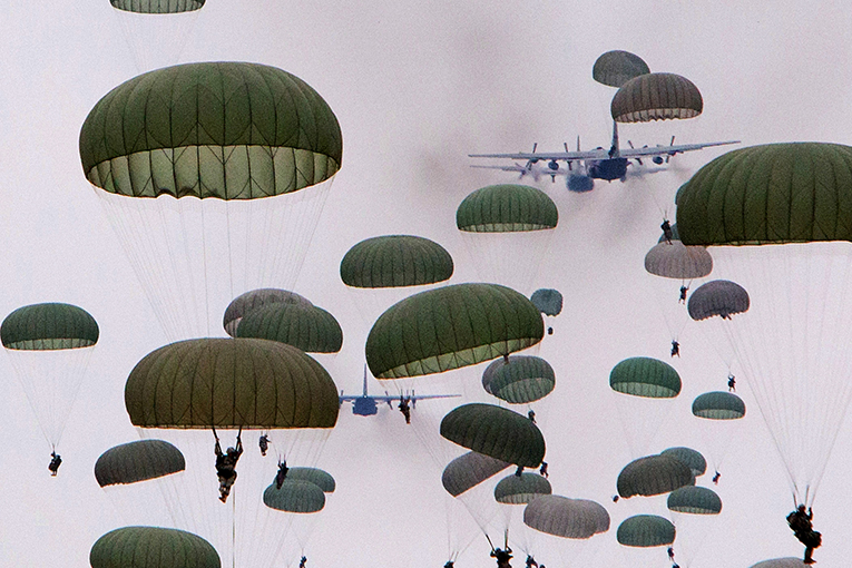 ABD Hava Kuvvetleri’nin C-130’ndan paraşütçü düştü