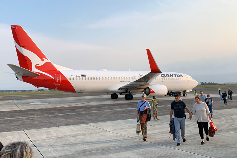 Qantas’ın B737’si askeri üsse acil indi