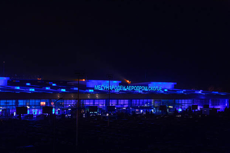 Üsküp Havalimanı mavi yanıyor