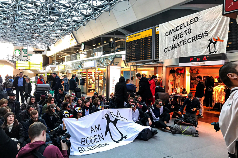 İklim protestocuları Tegel Havalimanı’nı bastı
