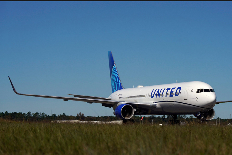 UA, uçaklarının boyamasını değiştirmeye devam ediyor