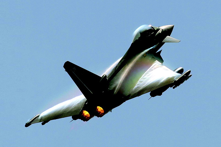 Londra’da Eurofighter Typhoon halkı tedirgin etti