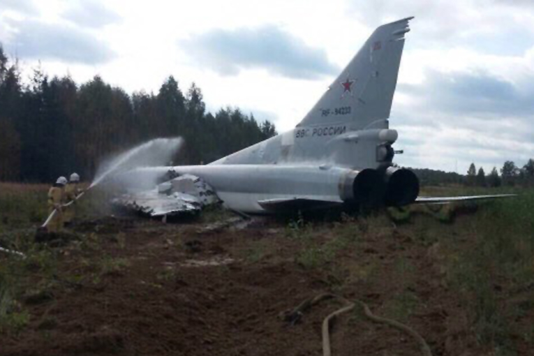 Tu-22M3 eğitim uçuşunda gövde üstü indi