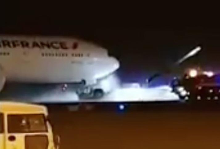 Air France uçağını çeken tow aracı alev aldı