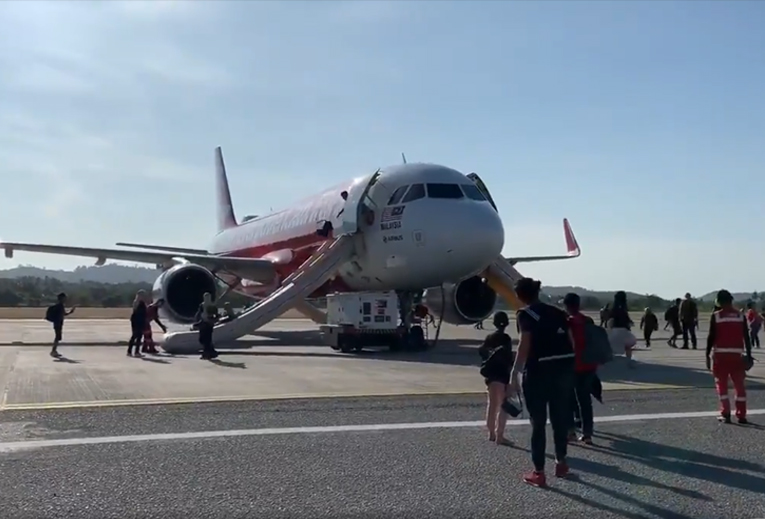 Air Asia yolcuları slidelar ile tahliye edildi