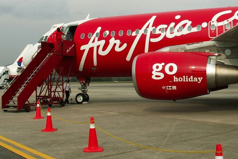 AirAsia uçağında telefon pili alev aldı