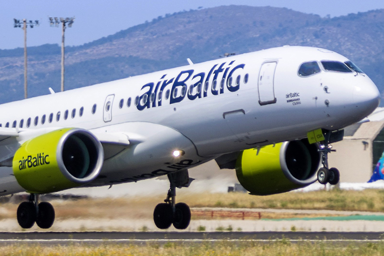 Air Baltic uçağına kuş çarptı geri döndü
