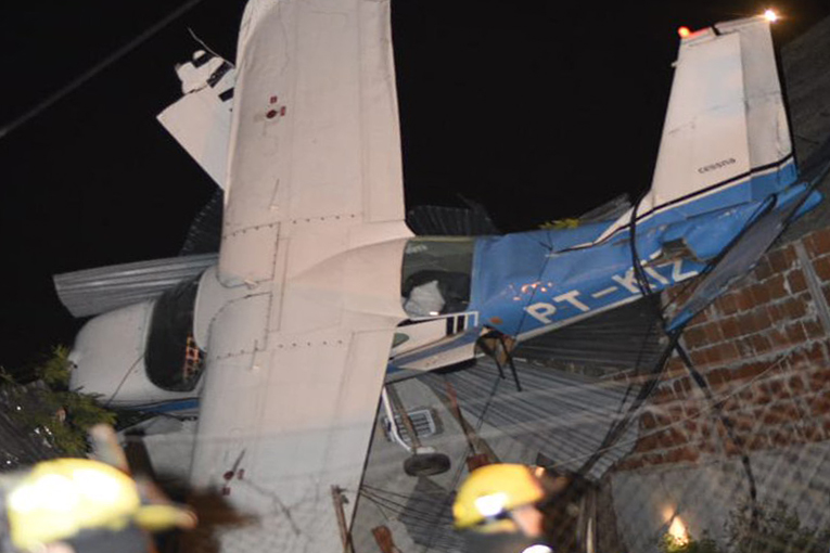 Buenos Aires’te Cessna tipi uçak evin üzerine düştü