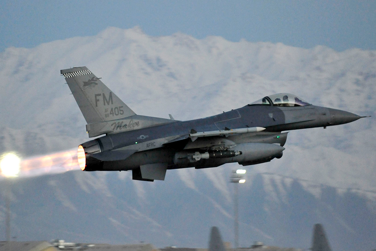 ABD Hava Kuvvetlerine at F-16 düştü