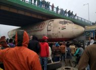Hindistan’da uçağı köprü altına sıkıştırdılar
