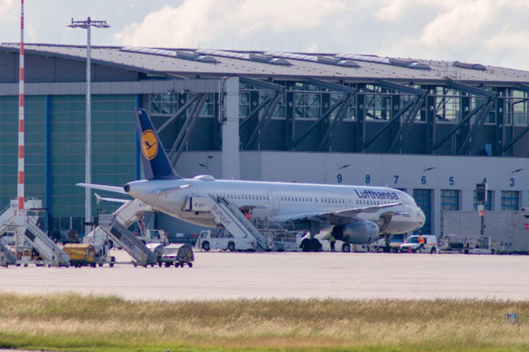 Lufthansa uçağındaki koku 4 mürettebatı hastanelik etti