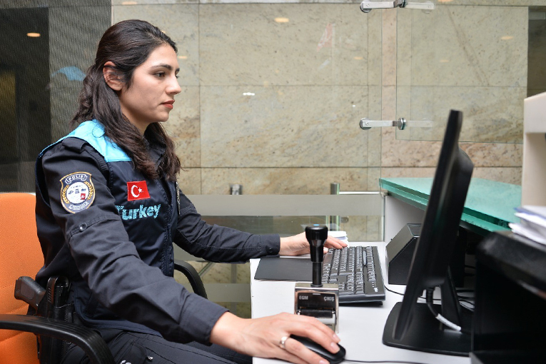 Pasaport polislerinin kıyafetleri değişti