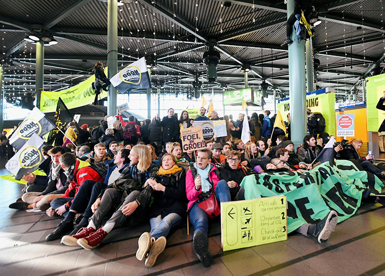 Protestocular Schiphol Havaalanı’nı bastı