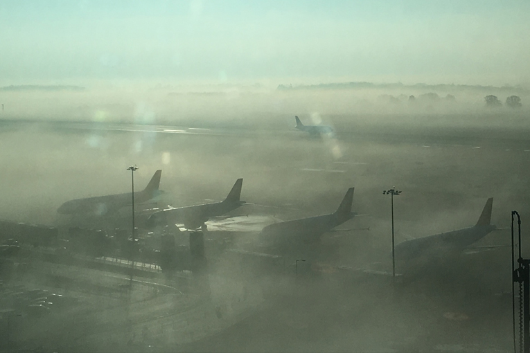 Eindhoven Havaalanı’nda sis krizi yaşanıyor