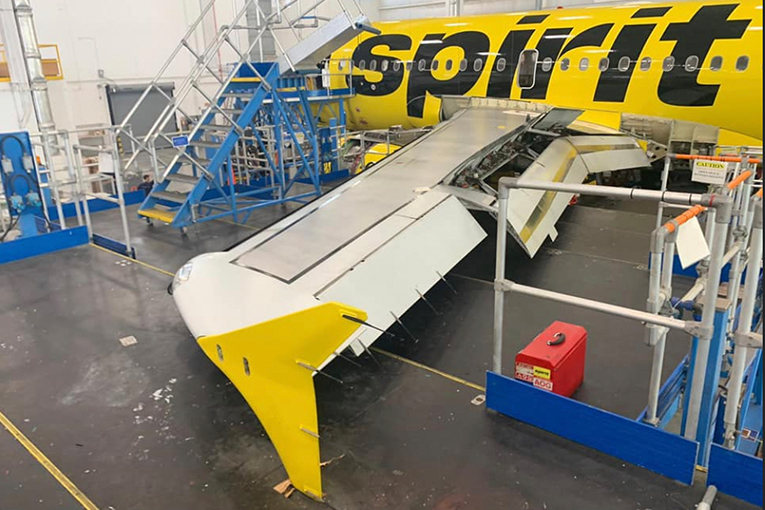 Spirit Havayolları uçağı bakında hasar büyük hasar gördü