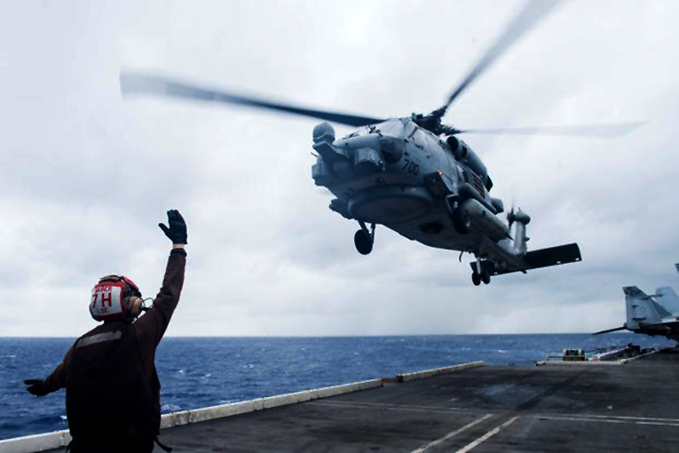 ABD donanmasının MH-60’ı Filipin’de denize düştü
