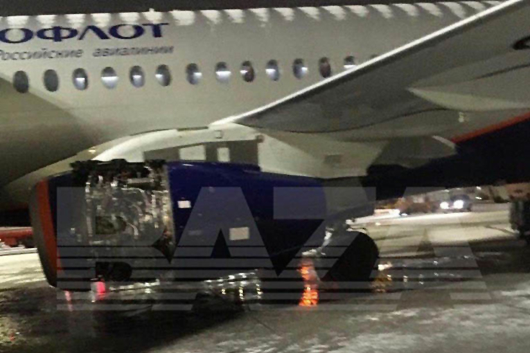 Aeroflot uçağının motor kapağının koptu