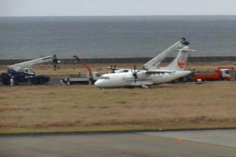 Japan Air Commuter’in ATR-42’si pist kapattı
