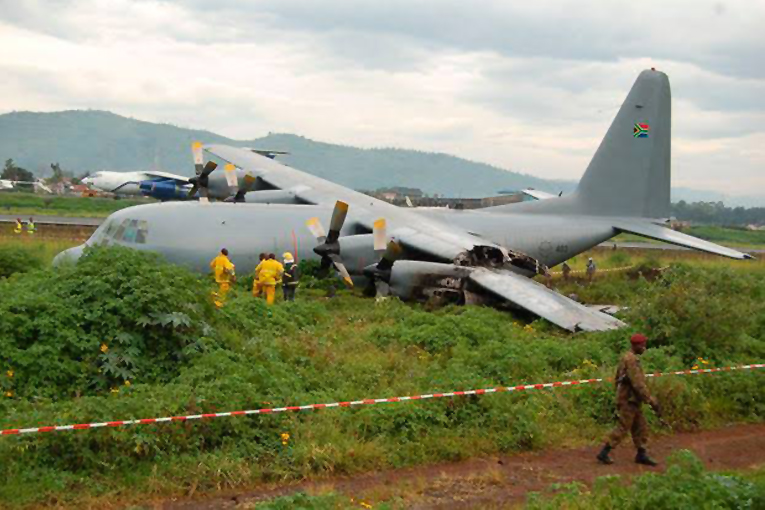 G.Afrika Hava Kuvvetleri’nin C-130’u inişte kaza yaptı