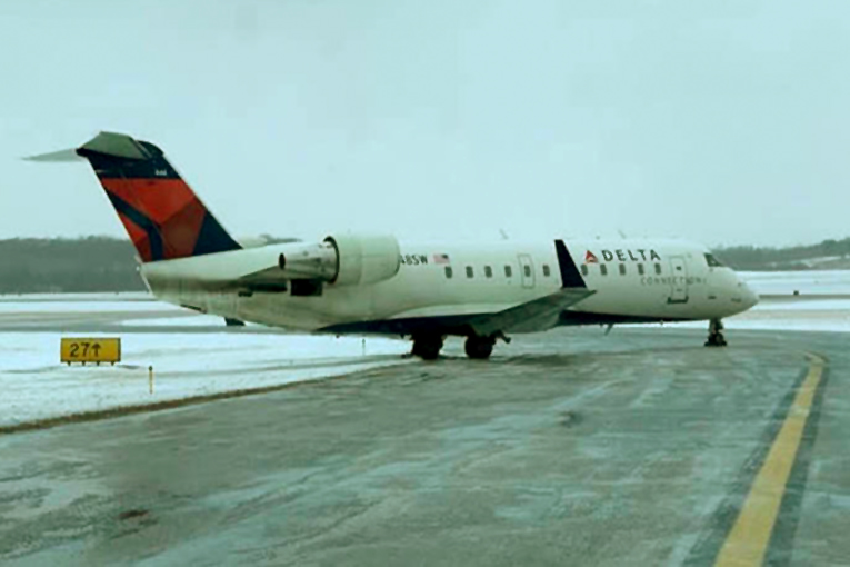Delta uçağı takside kayarak toptarağa saplandı