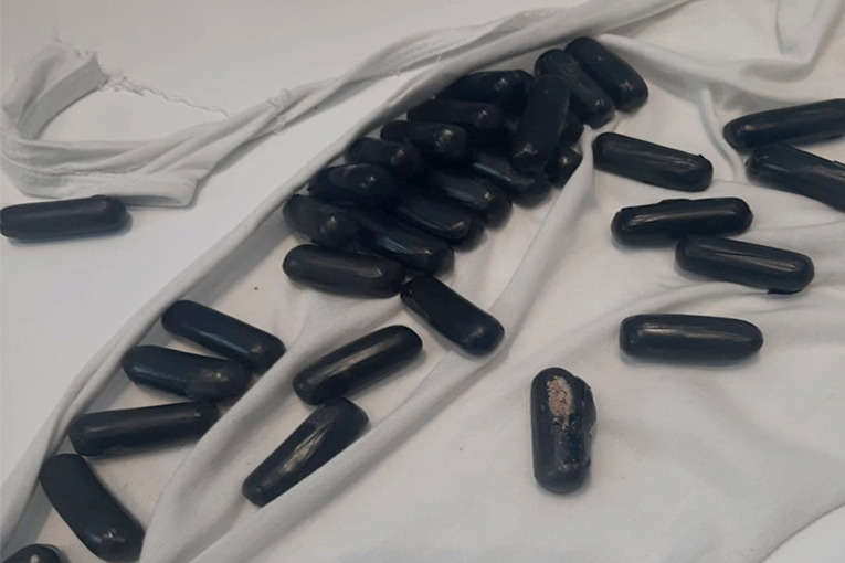 IST’de Tunus’lu şahsın üzerinde ve midesinden uyuşturucu çıktı