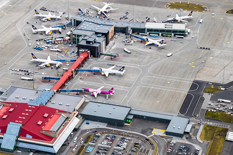 İzlanda Keflavik Havalimanı’nda rüzgar uçuşlara izin vermior