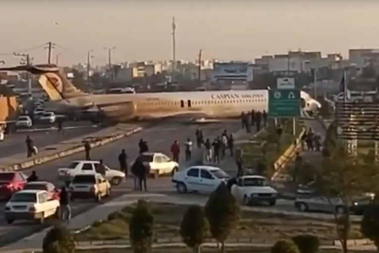 İran Kuzistan’da yolcu uçağı otoyola çıktı