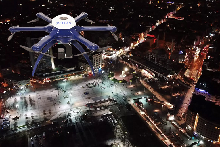 Jandarma, Taksim Meydanı’nda polisin dronenu düşürdü