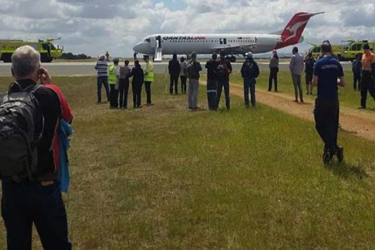 Qantas uçağı inişte pistten çıktı