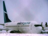 Westjet Havayolları uçağı inişte kayarak pistten çıktı