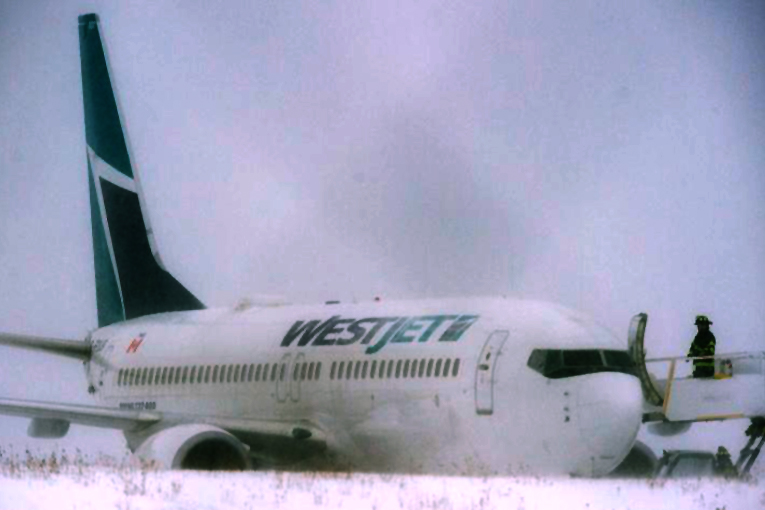 Westjet Havayolları uçağı inişte kayarak pistten çıktı