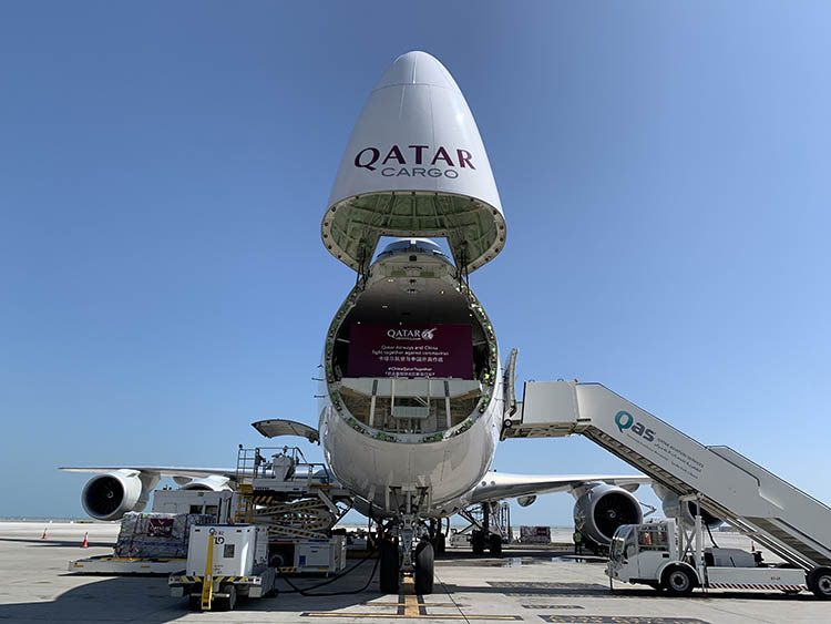 Katar Havayolları Çin’e tıbbi malzemeleri ücretsiz taşıyor