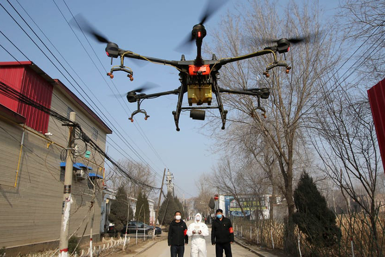 Çin Taizhou’da halka drone ile virüs uyarısı yapılıyor
