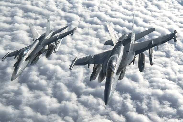 ABD, iki EA-18G savaş uçağını pilotsuz uçurdu