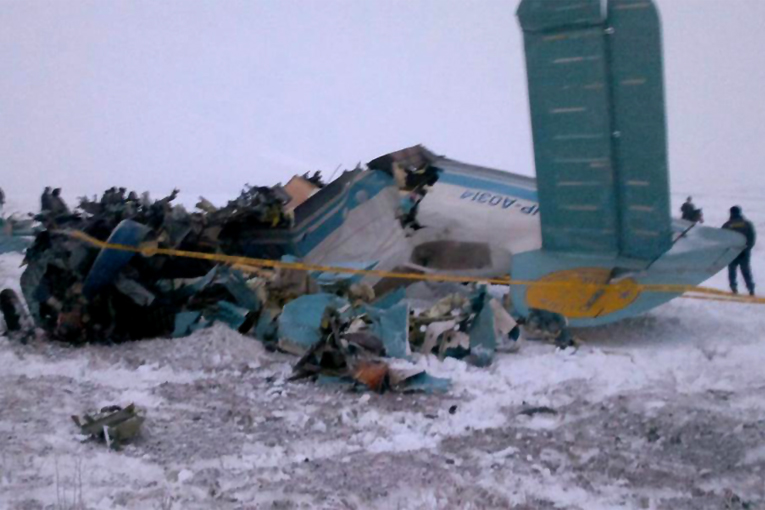 Kazakistan’da ambulans uçak sert indi
