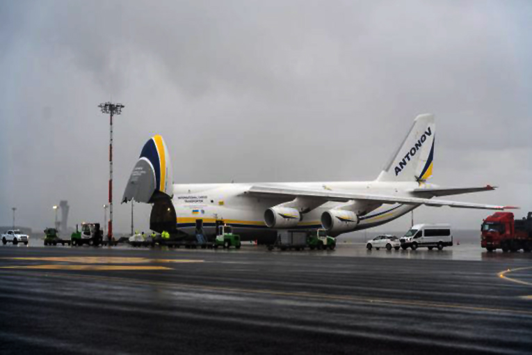 IST’ye askeri kargo uçağı An-124 indi